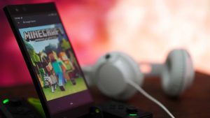 En telefon som har Minecraft öppet