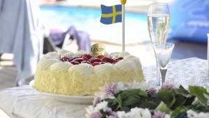 Gräddtårta och blomsterkrans