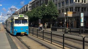 Foto taget i Göteborg där fotografiets fokus ligger på en av de klassiska spårvagnarna.